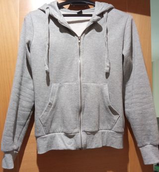 Sudadera gris con cremallera