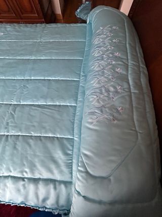 Colcha  de satén azul. Cama 135cm.