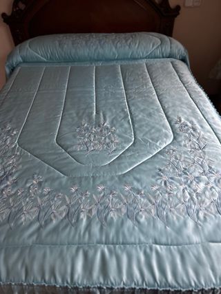Colcha  de satén azul. Cama 135cm.