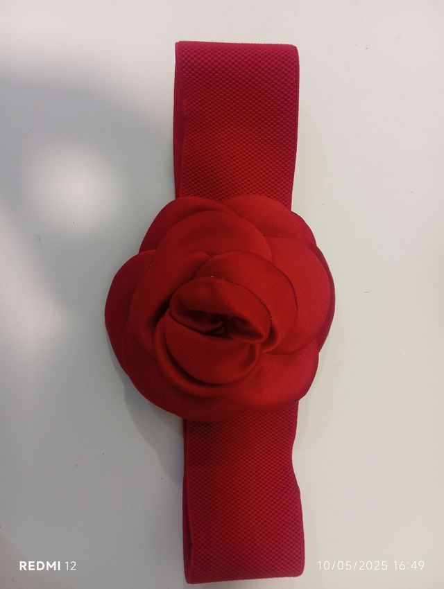 Cinturón rojo con flor elástico