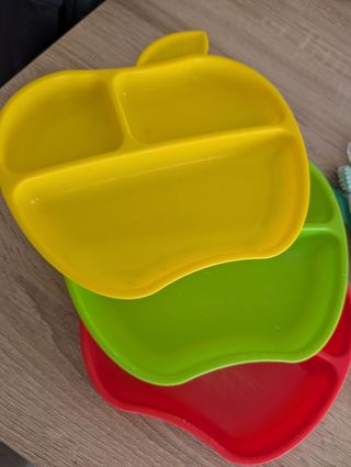 Biberón, chupetes y otro bebé