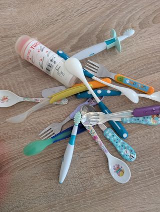 Biberón, chupetes y otro bebé