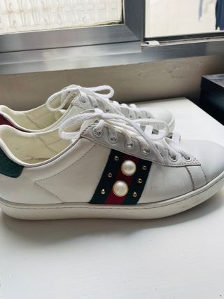 Zapatillas Gucci blancas con perlas