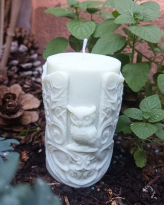 Vela de soja artesanal con diseño de búho