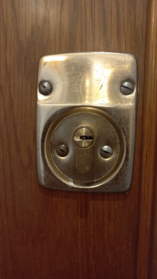 Cerradura puerta antigua