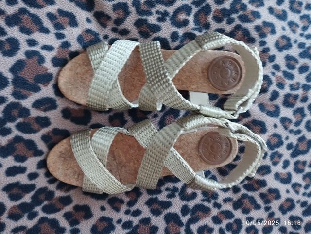 Sandalias Bimba y Lola doradas