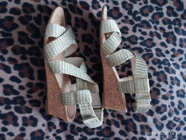 Sandalias Bimba y Lola doradas