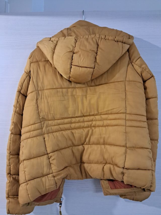 Abrigo acolchado color mostaza