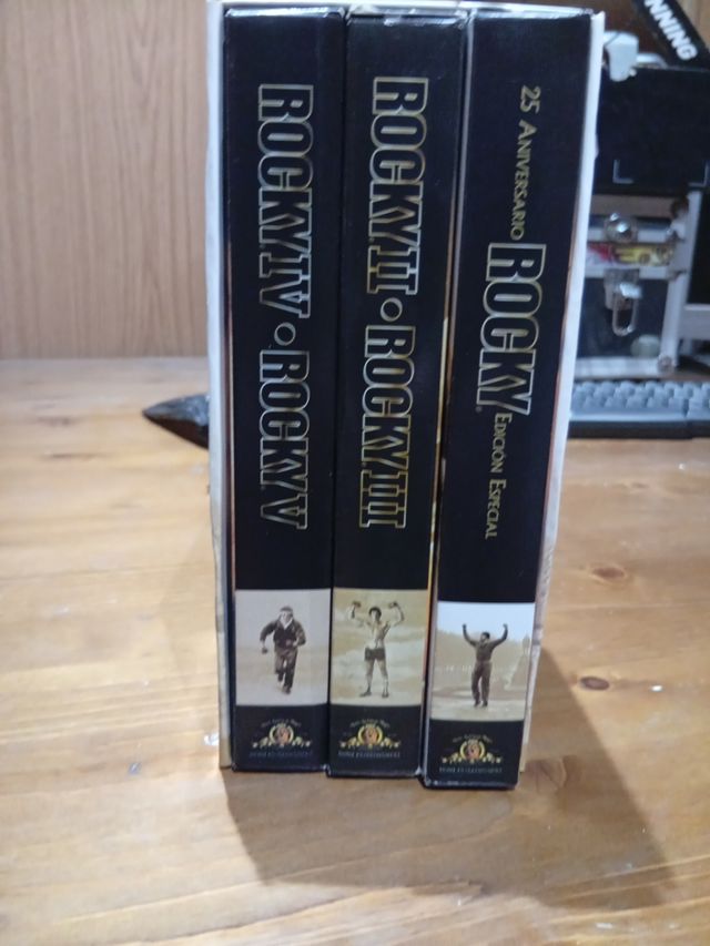Películas VHS Rocky y de regalo concierto estopa