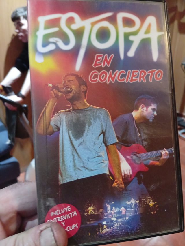 Películas VHS Rocky y de regalo concierto estopa