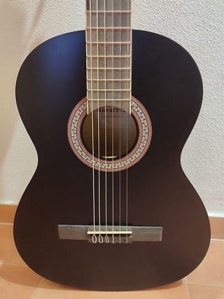 Guitarra acústica negra
