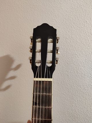 Guitarra acústica negra