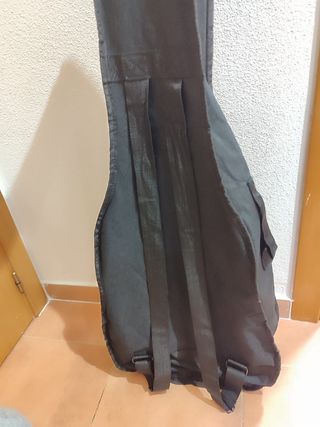 Guitarra acústica negra