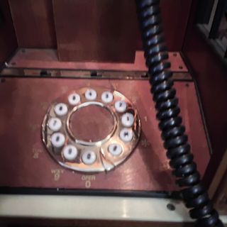 Bellissimo telefono retro' a forma di cabina telef