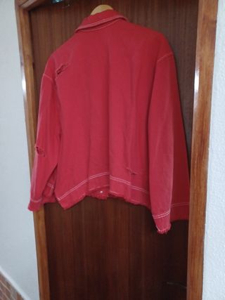Cazadora vaquera Bershka roja - Talla S