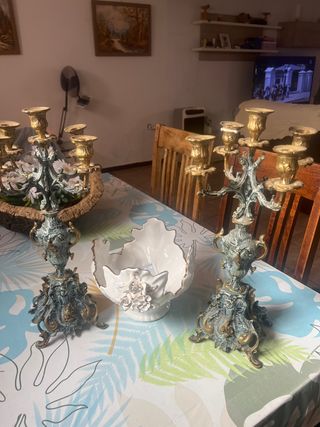 Candelabros vintage dorados y verdes y jarron