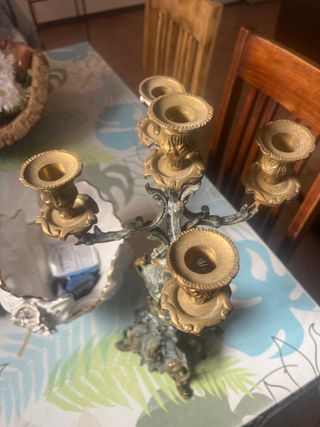Candelabros vintage dorados y verdes y jarron