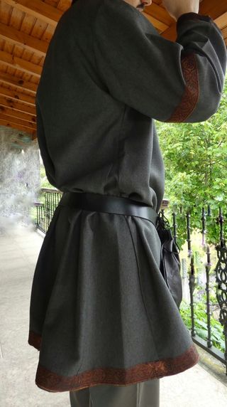 Túnica medieval gris y roja