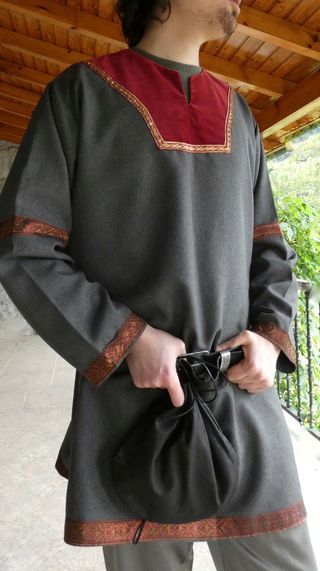 Túnica medieval gris y roja