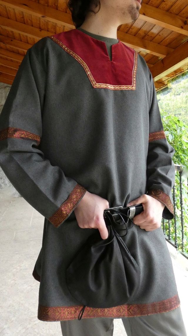 Túnica medieval gris y roja