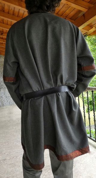 Túnica medieval gris y roja