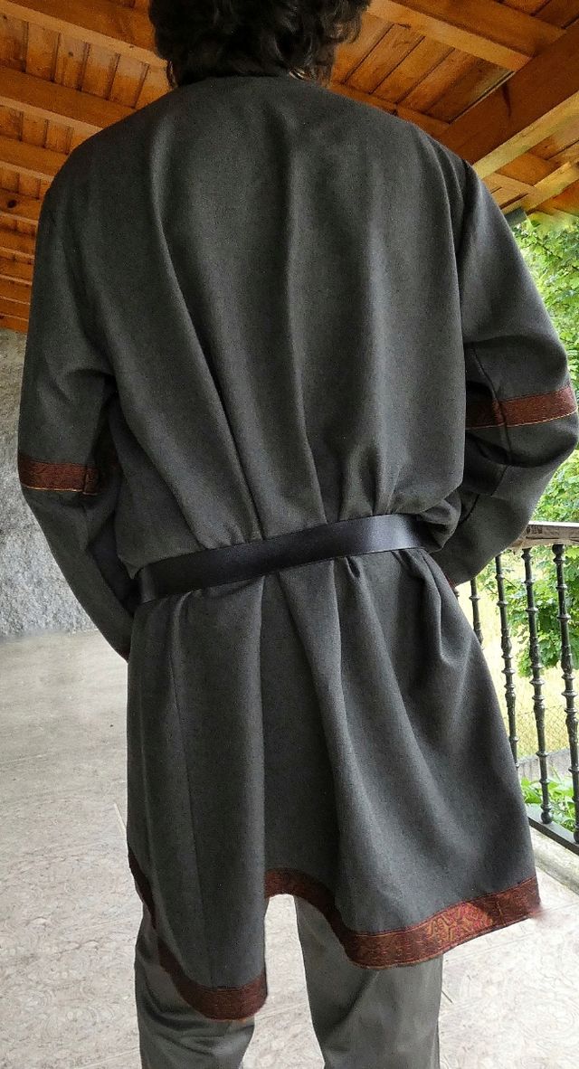 Túnica medieval gris y roja