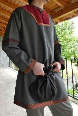 Túnica medieval gris y roja