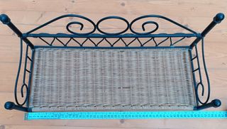 Estante pared de hierro y mimbre