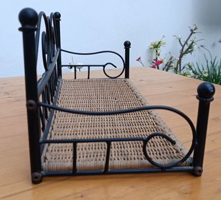 Estante pared de hierro y mimbre