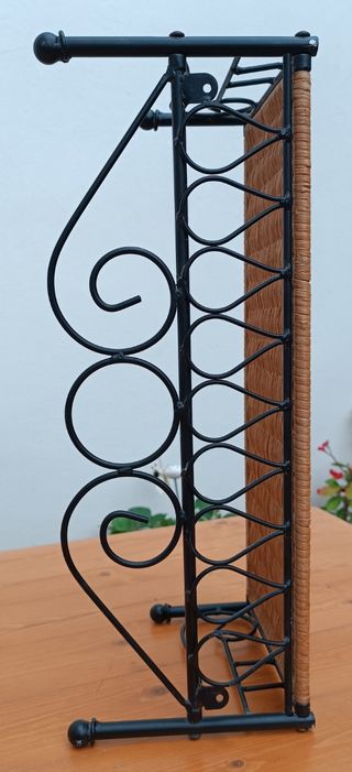 Estante pared de hierro y mimbre