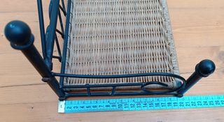 Estante pared de hierro y mimbre