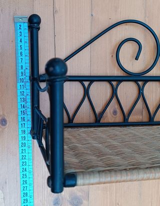 Estante pared de hierro y mimbre