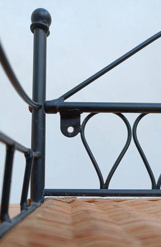 Estante pared de hierro y mimbre