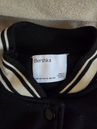 Cazadora beisbolera Bershka negra