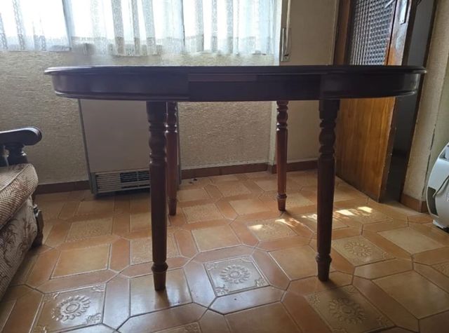 Mesa de salón y cuatro sillas