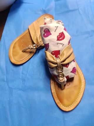 Sandalias planas beige