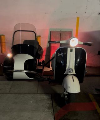 Vespa 150 con sidecar