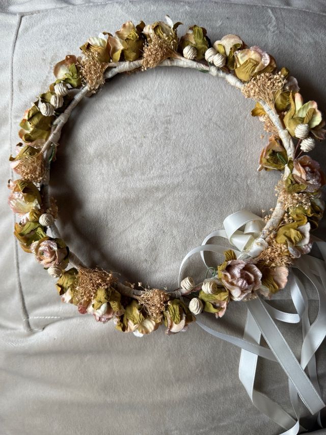 Corona de flores de niña para comunión.