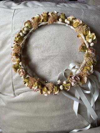 Corona de flores de niña para comunión.