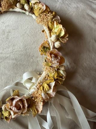 Corona de flores de niña para comunión.