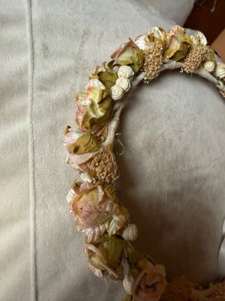 Corona de flores de niña para comunión.