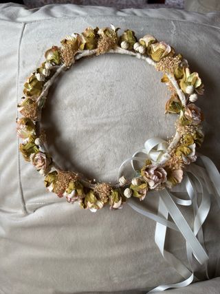 Corona de flores de niña para comunión.