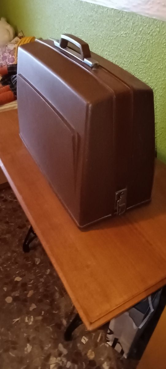 Maquina de coser Singer con pedal.