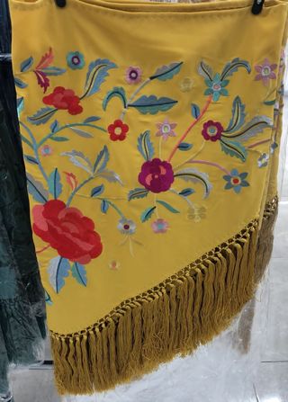 Mantón bordado flores