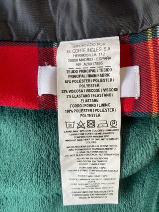 Falda escocesa roja y negra