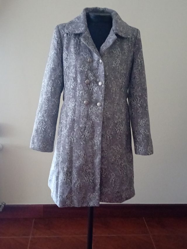 Abrigo gris estampado eventos