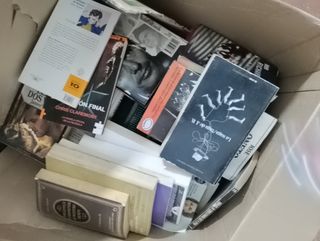 Due scatole, romanzi e libri di cucina  