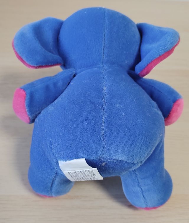 Elefante de peluche pequeño