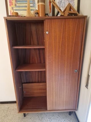 Armario antiguo de madera de puertas correderas