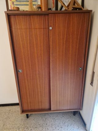 Armario antiguo de madera de puertas correderas